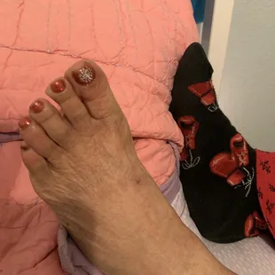 Unclean edges and HORRIBLE nail art. Didn't paint whole nail on all toes.