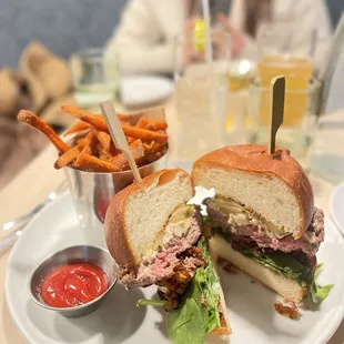 Naive Burger (Fake *ss Gin and Tonic in the back)