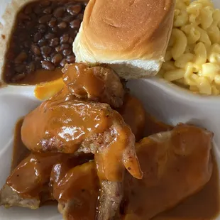 3 pc dinner (1 chicken leg 2 turkey ribs) mac n cheese and baked beans
