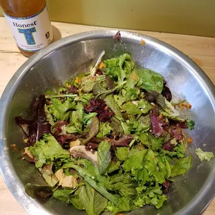 Create your own bowl with Spring mix, tofu, mushrooms, roasted sweet potatoes, broccoli, tomatoes with a lemon mint dressing.