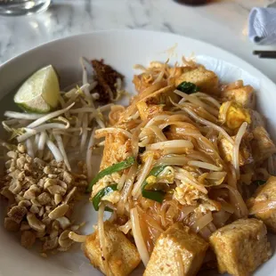 Lunch  tofu and rice noodles (pad Thai)