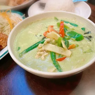 37. Gang Khew Wan (Green Curry) w/ chicken $18.45