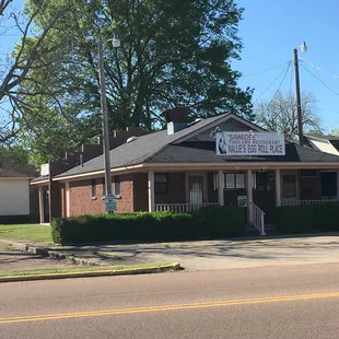 We are under new ownership but Nallie is still cooking. Come see us!