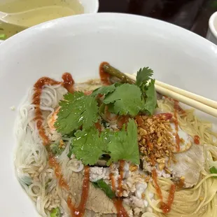 Hi tieu mi kho (mixed dry nam vang noodles)