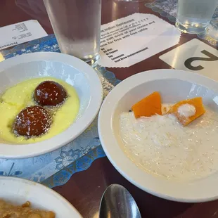 wo bowls of food on a table
