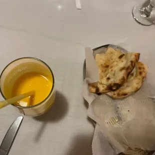 Mango lassi and cheese naan