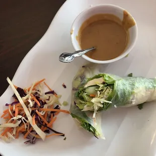 Tofu salad rolls. Right amount of mint paired with a soft and tasty peanut sauce. Smooth and crunchy. Yum!