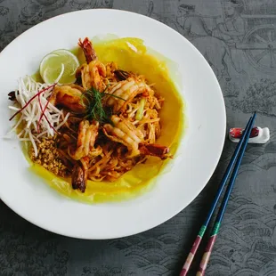 Sautéed jumbo tiger prawns with Thai sticky rice noodle, egg, peanuts, sun dried shrimp, scallions, bean curd and bean sprouts