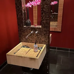 Men&apos;s bathroom