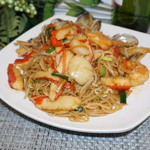 Fresh seafood stir fried noodle