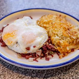 a plate of hash browns and an egg