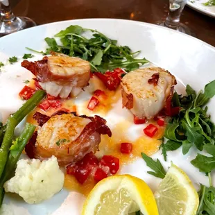 Scallops wrapped in bacon