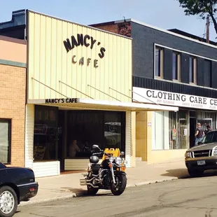 a motorcycle parked in front of a cafe