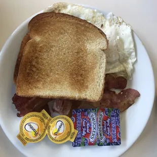 a plate of breakfast food