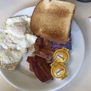 a breakfast of eggs, bacon and toast
