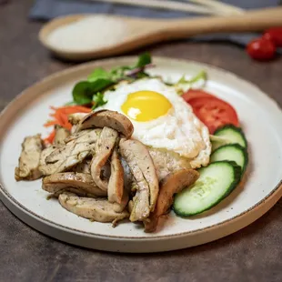 Grilled chicken and fried egg broken rice plate