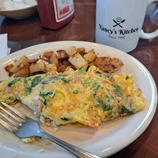 DD's omelet (spinach, mushrooms, tomatoes, onions, green peppers, and feta cheese) with home fries.