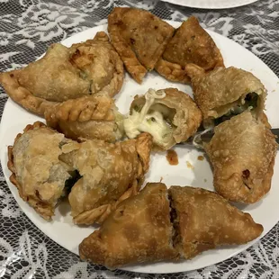 6 empanadas (2 jalapeno, 2 spinach, 1 beef, 1 chicken)