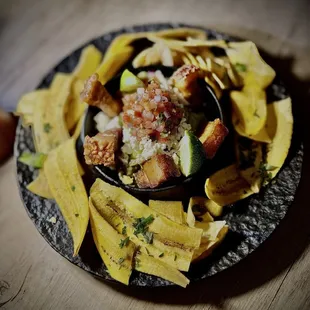 Guacamole con chicharrón