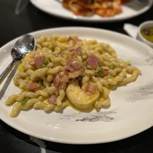 Carbonara con Gamberoni (comes with fusilli)