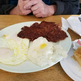 a plate of breakfast food