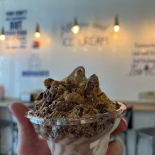 Swirl cup with Reese&apos;s and butterfingers