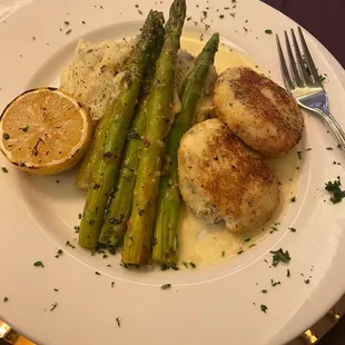 Crab cakes, potatoes and asparagus