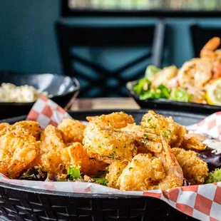 food, chicken wings and fried chicken
