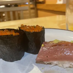 Ikura nigiri, tuna nigiri