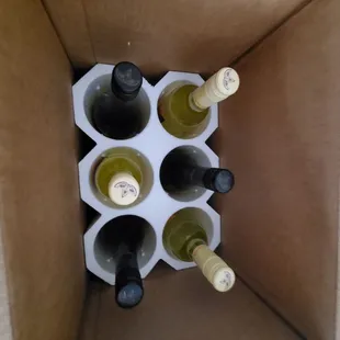 Bottles shown in bottom packing, all safely in their own compartment, all arrived in perfect condition.
