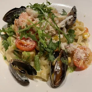 Dungeness Crab, Wild Prawn, & Mussels Fettuccini Pasta
