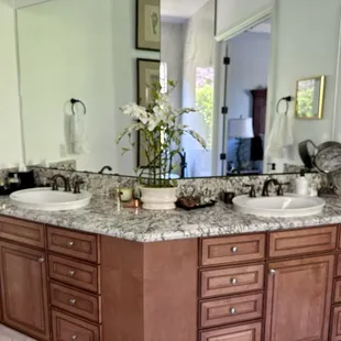 The orchid arrangement in the middle ~