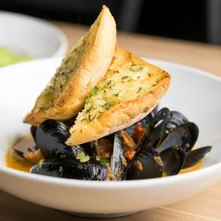 steamed mussels and garlic bread