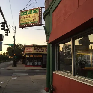 a view of the outside of a pizza parlor