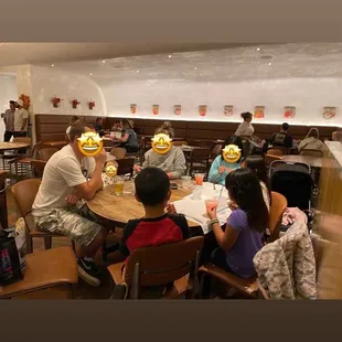 Spacious round table. This is around 5pm on a Tues night