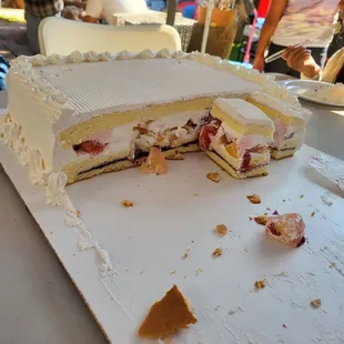 Ordered a mix fruit cake and was pleasantly surprised there was a lightly sweet layer of jelly jam.