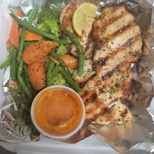 Grilled chicken and vegetables