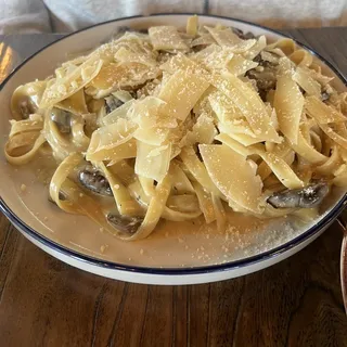 Fettuccine alla Salsiccia e Funghi