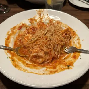 a plate of spaghetti and sauce