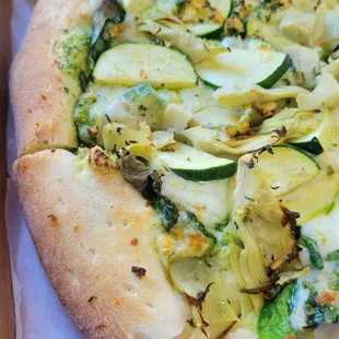 Pesto Fresco. Amazing! Loved the crust, pesto and veggies on point. Ate it fresh, didn't even take it out of the shop, so good!