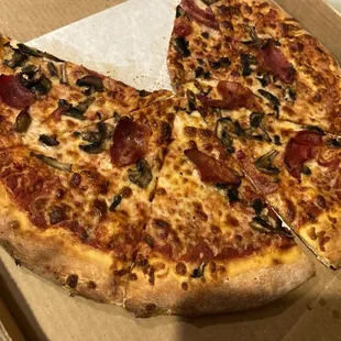Sorry I had to eat 2 slices the second I opened it. Capitols and mushroom 18&quot;. Super solid