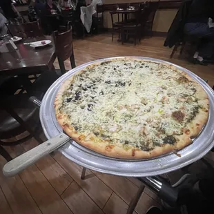 Pesto pizza with chicken