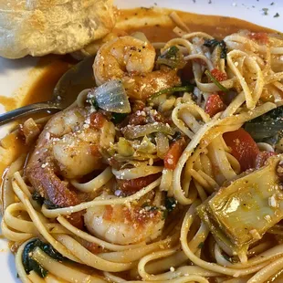 Shrimp in marinara sauce with linguini. Added veggies were suggested by the waitress. Delicious!