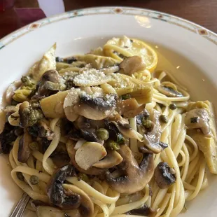 Sicilian style linguine(vegan)(capers, artichokes, mushrooms in a lemon sauce)