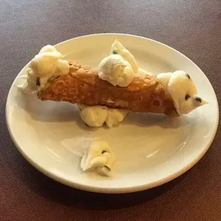The Cannoli with chocolate chips was good. The cream is very thick!