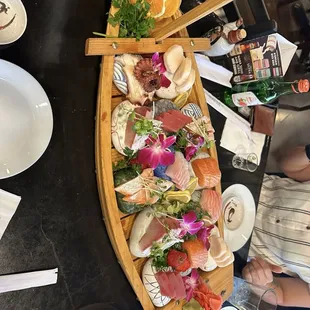 33 piece sushi boat