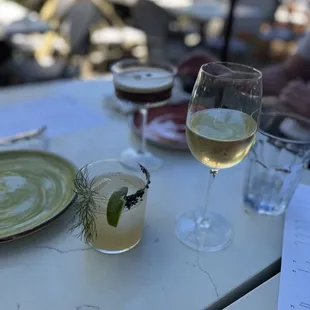 Picante cocktail and white wine