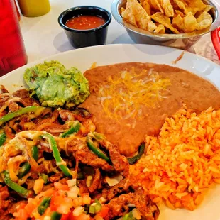 Alambres, sweet tea and tortilla chips