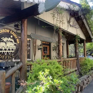 Check-in and gift shop