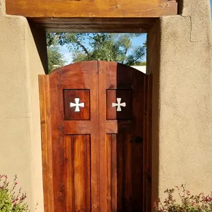 Single gate that looks like a double gate.